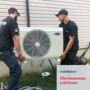 Frigoristes qui installent la thermopompe extérieure