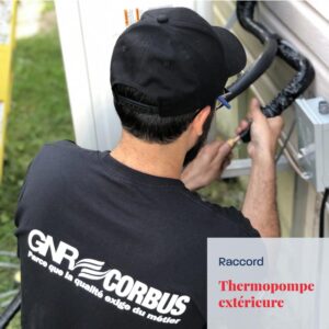 Frigoriste qui procède au raccord des tuyaux sur la thermopompe extérieure